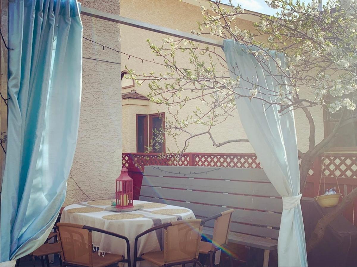 Brother Li Homestay YYC Exterior foto